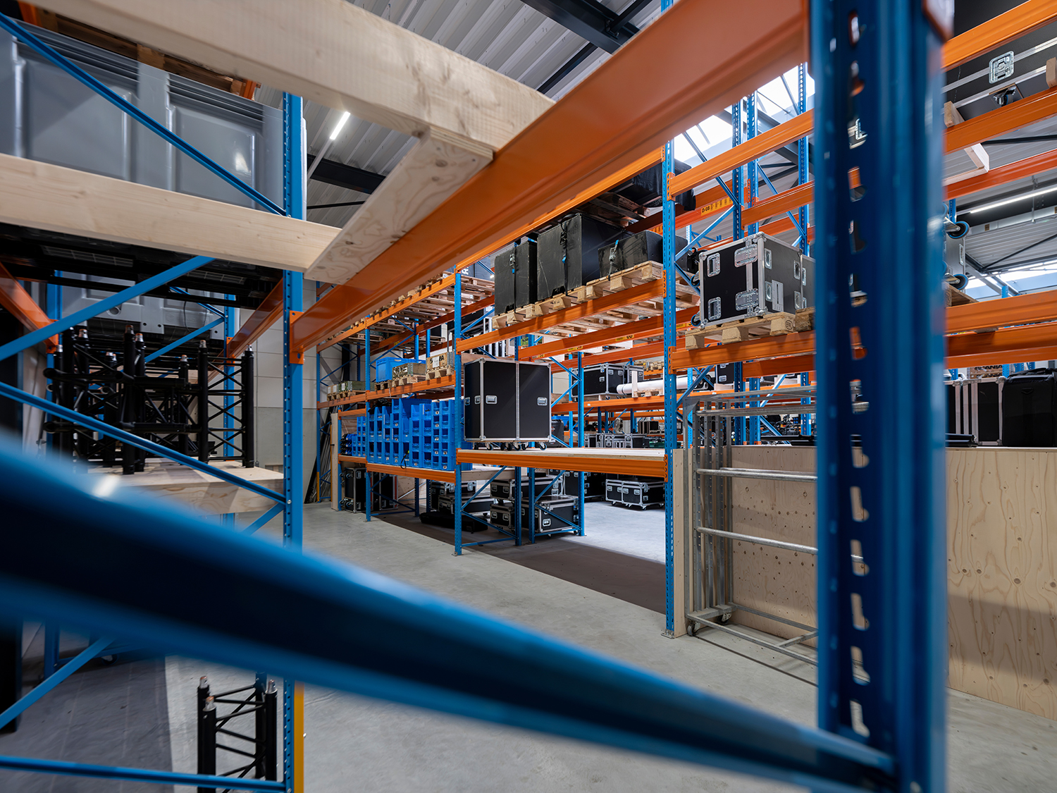 Industrial Shelving vs. Pallet Racks: Find Your Perfect Fit